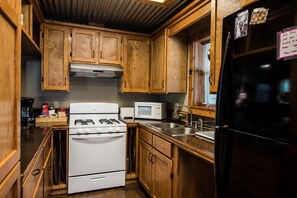 Frigorifero con congelatore, microonde, forno, piano cottura