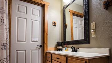 Kombinert dusj/badekar, hårføner, håndklær og såpe