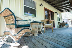 Terrace/patio - Coyote Creek Cottage With Walking Trail, Firepit, Outdoor Activities, Games (Lindale)