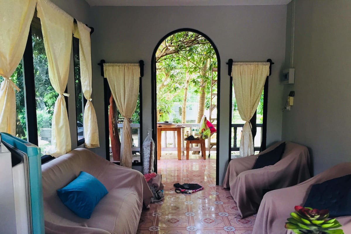 Una habitación con dos sofás, una mesita y una planta en maceta.
