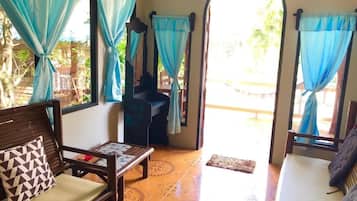 Desk, soundproofing, WiFi (free)