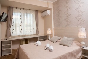 1 Schlafzimmer, Schreibtisch, Bügeleisen/Bügelbrett, Reisekinderbett