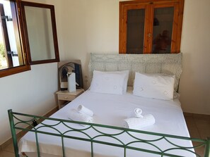 2 bedrooms, desk, iron/ironing board, WiFi