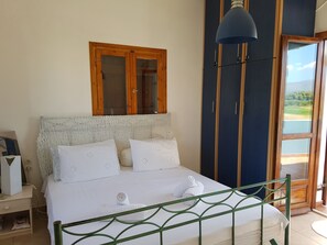 2 bedrooms, desk, iron/ironing board, WiFi