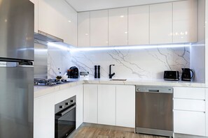 Departamento Deluxe, 1 habitación | Área de sala de estar | Televisión de pantalla plana de 42 pulgadas con canales vía satélite 
