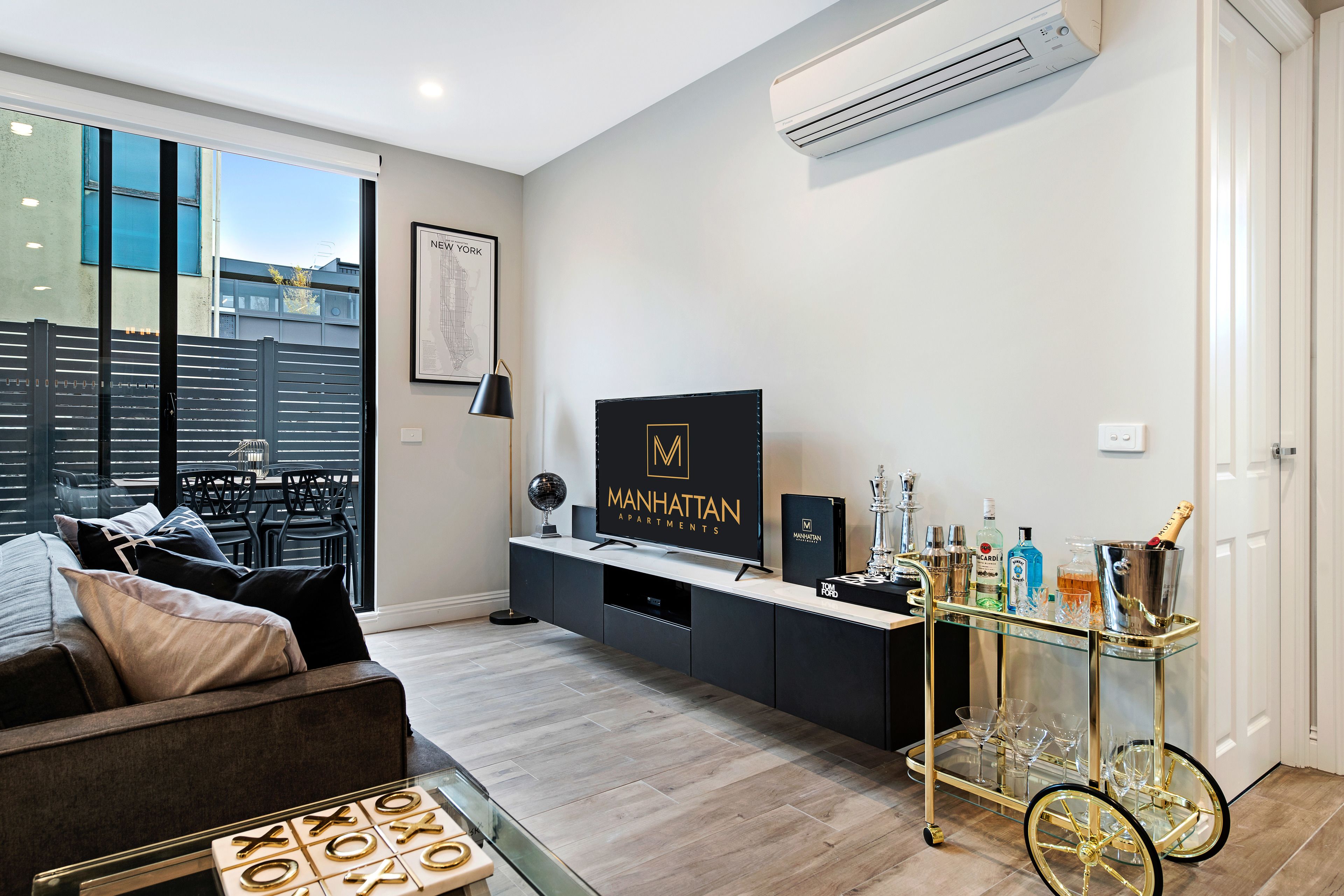 พรีเมียร์อพาร์ทเมนท์, 2 ห้องนอน | บริเวณนั่งเล่น | ทีวีจอแบน 42 นิ้ว พร้อมช่องดาวเทียม, ทีวีจอแอลซีดี, เครื่องเล่นดีวีดี