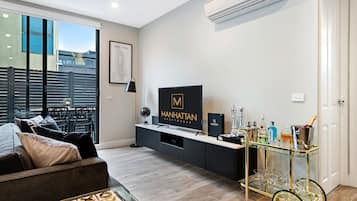 Premier Apartment, 2 Bedrooms | Ruang tamu | 42 inci televisyen skrin rata dengan satelit, TV LCD, pemain DVD