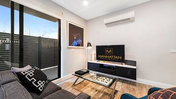 Standaard appartement, 2 slaapkamers | Woonruimte | Een 42-inch flatscreentelevisie met satellietzenders