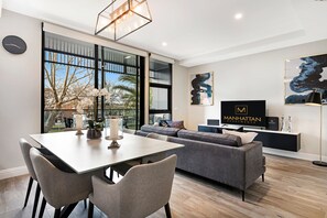 Deluxe appartement, 2 slaapkamers | Woonruimte | Een 42-inch flatscreentelevisie met satellietzenders en lcd-televisie