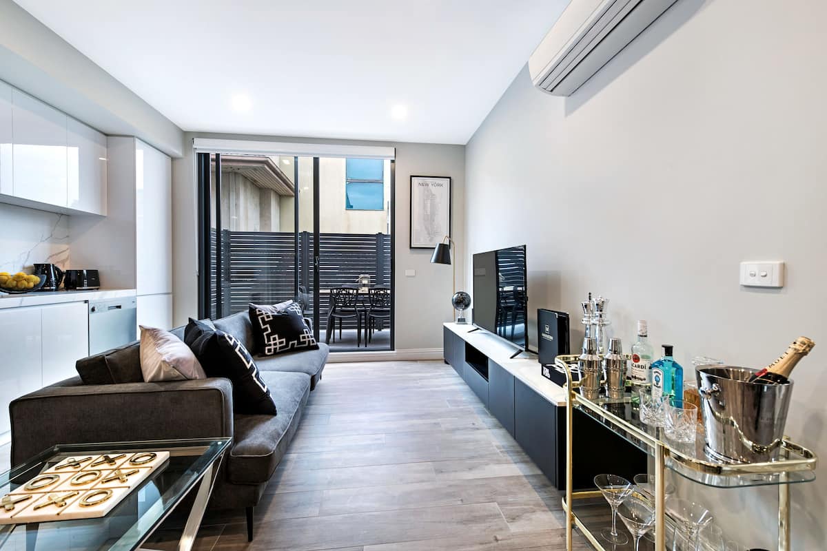 Premier appartement, 2 slaapkamers | Woonruimte | Een 42-inch flatscreentelevisie met satellietzenders