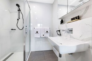 Lägenhet Premier - 2 sovrum | Badrum | Dusch, gratis toalettartiklar, hårtork och handdukar