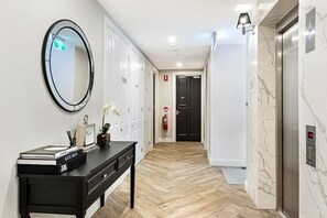 Geluiddichte muren, een strijkplank/strijkijzer, gratis wifi, beddengoed
