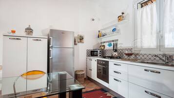 Frigorifero, microonde, forno, piano cottura