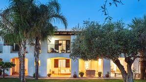 A two-story house with a balcony, outdoor seating, and a well-maintained garden. - House near the sea, with shared pool, Marsala, Sicily - Marsala 2 (Marsala)