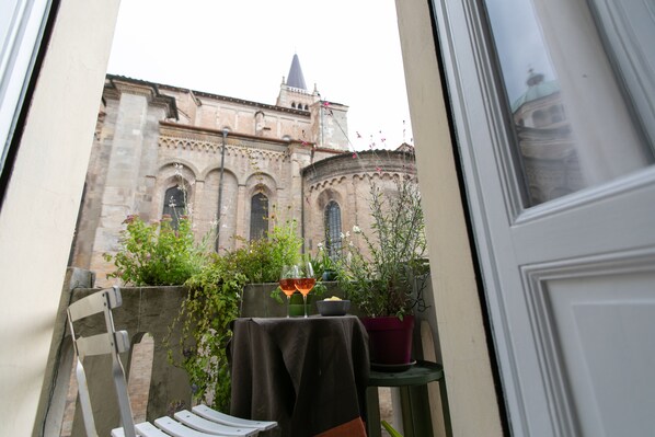Outdoor dining - The balcony of the Angiol d'Or (Parma)