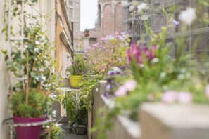 Property grounds - The balcony of the Angiol d'Or (Parma)