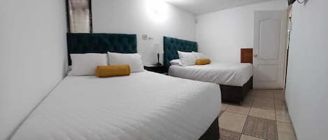 Habitación cuádruple económica, 2 camas matrimoniales, para no fumadores, baño privado | Wifi gratis y ropa de cama