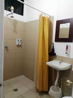 Economy tweepersoonskamer, 2 tweepersoonsbedden, niet-roken, en-suite badkamer | Badkamer | Een douche, een regendouche, gratis toiletartikelen, een haardroger