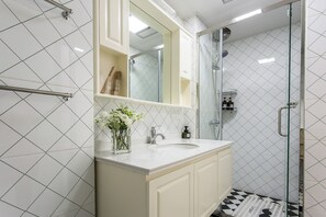 Shower, rainfall showerhead, free toiletries, hair dryer - HO Cotel Apartment (Chengdu)