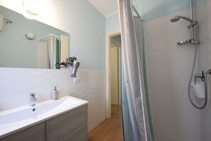 Dusche, Haartrockner, Bidet