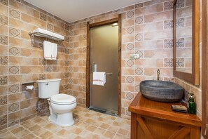 Superior Double Room | Bathroom | Shower, free toiletries, hair dryer, slippers