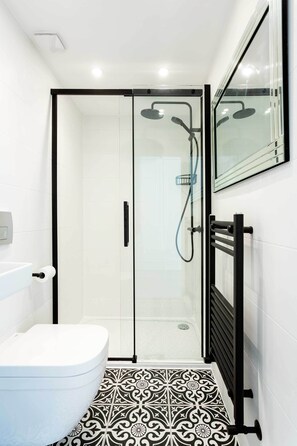 Badewanne, Haartrockner, Handtücher