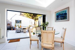 Outdoor dining - Richmond on Canvas, by Veeve (London)
