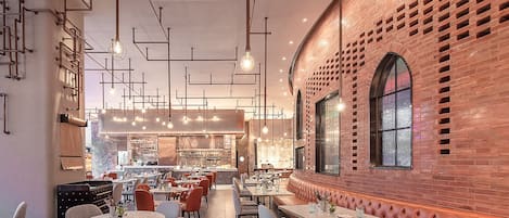 Se sirven desayunos, comidas y cenas con vista al jardín