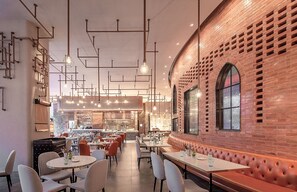 บริการอาหารเช้า อาหารกลางวัน อาหารเย็น, วิวสวน