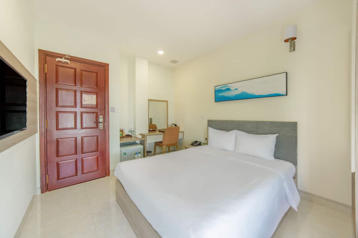 Deluxe Room | Minibar, desk, blackout curtains, free WiFi
