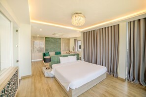 Chambre luxueuse, 1 très grand lit, vue sur le lac | Minibar, bureau, rideaux d’obscurcissement, accès au Wi-Fi (inclus)