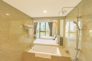 Habitación Deluxe, vista al lago | Baño | Amenidades de baño gratuitas, secadora de cabello, batas, pantuflas 