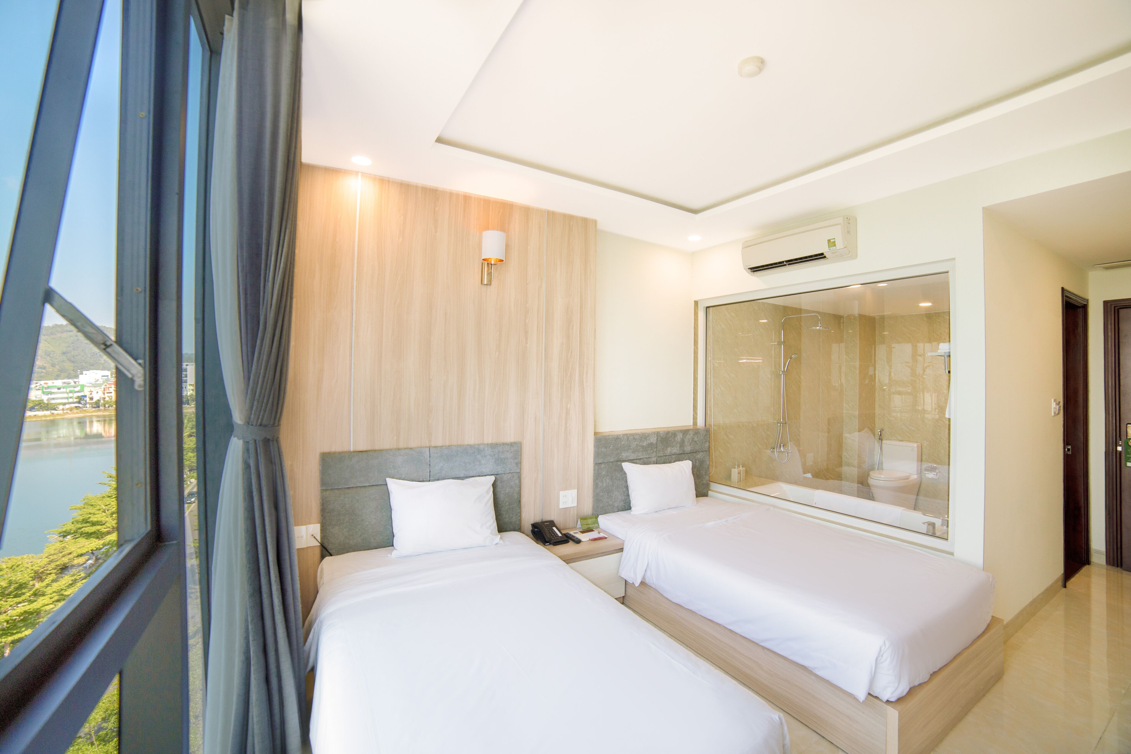 deluxe room, lake view | minibar, desk, blackout curtains, free wifi