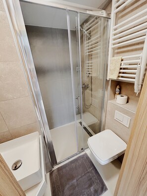 Dusche, Haartrockner, Handtücher, Seife