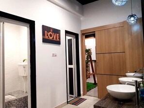 Shower, free toiletries, hair dryer, towels