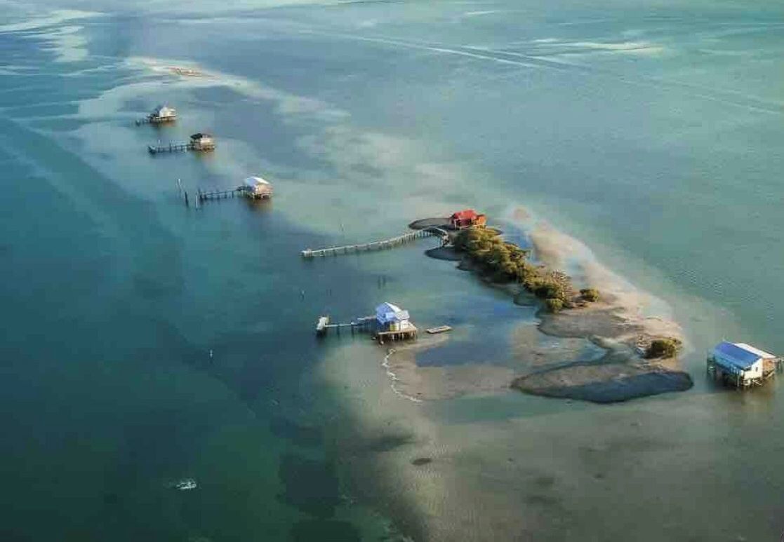Vue aérienne d’une zone côtière comprenant plusieurs petites îles reliées par des ponts.