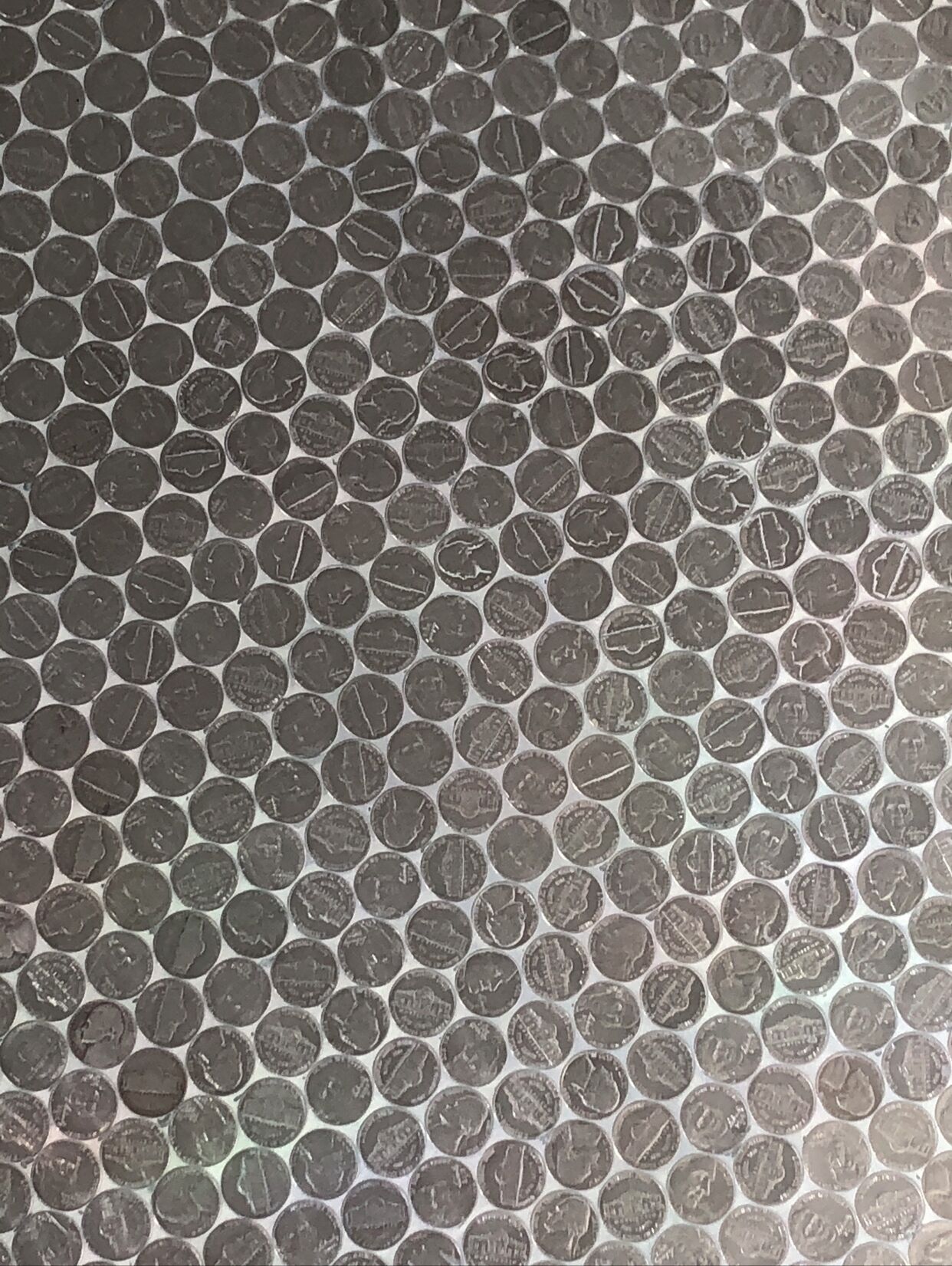 Primer plano de una superficie con patrones circulares.