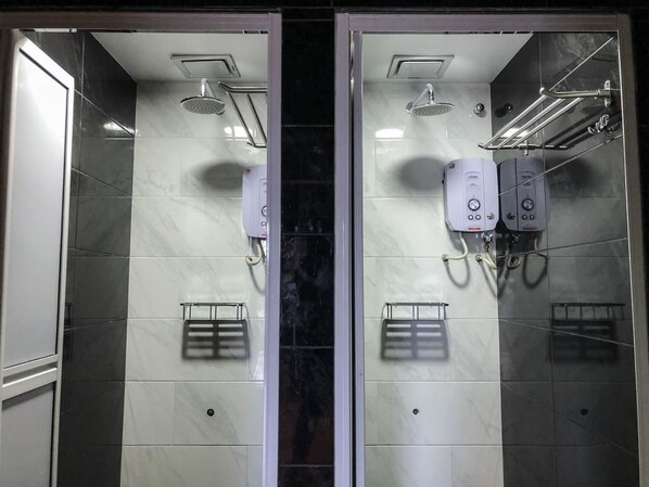 Shower, free toiletries, hair dryer, towels - Luna Capsule (Semporna)