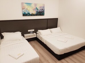 Standard Triple Room | Free WiFi - Luna Capsule (Semporna)