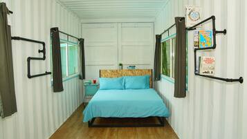 Quarto | Escrivaninha, ferros/tábuas de passar roupa, roupa de cama