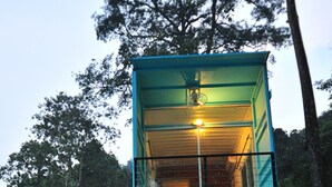 Una edificación de dos pisos con una escalera que conduce a la entrada.