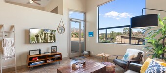 Artsy Loft. Big Views. Next to Starbucks, Organic Pizza & Groceries.