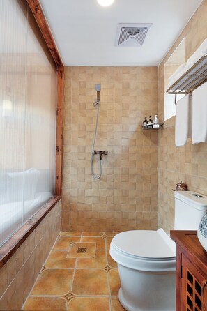 Design-Zweibettzimmer | Badezimmer | Dusche, kostenlose Toilettenartikel, Haartrockner, Hausschuhe