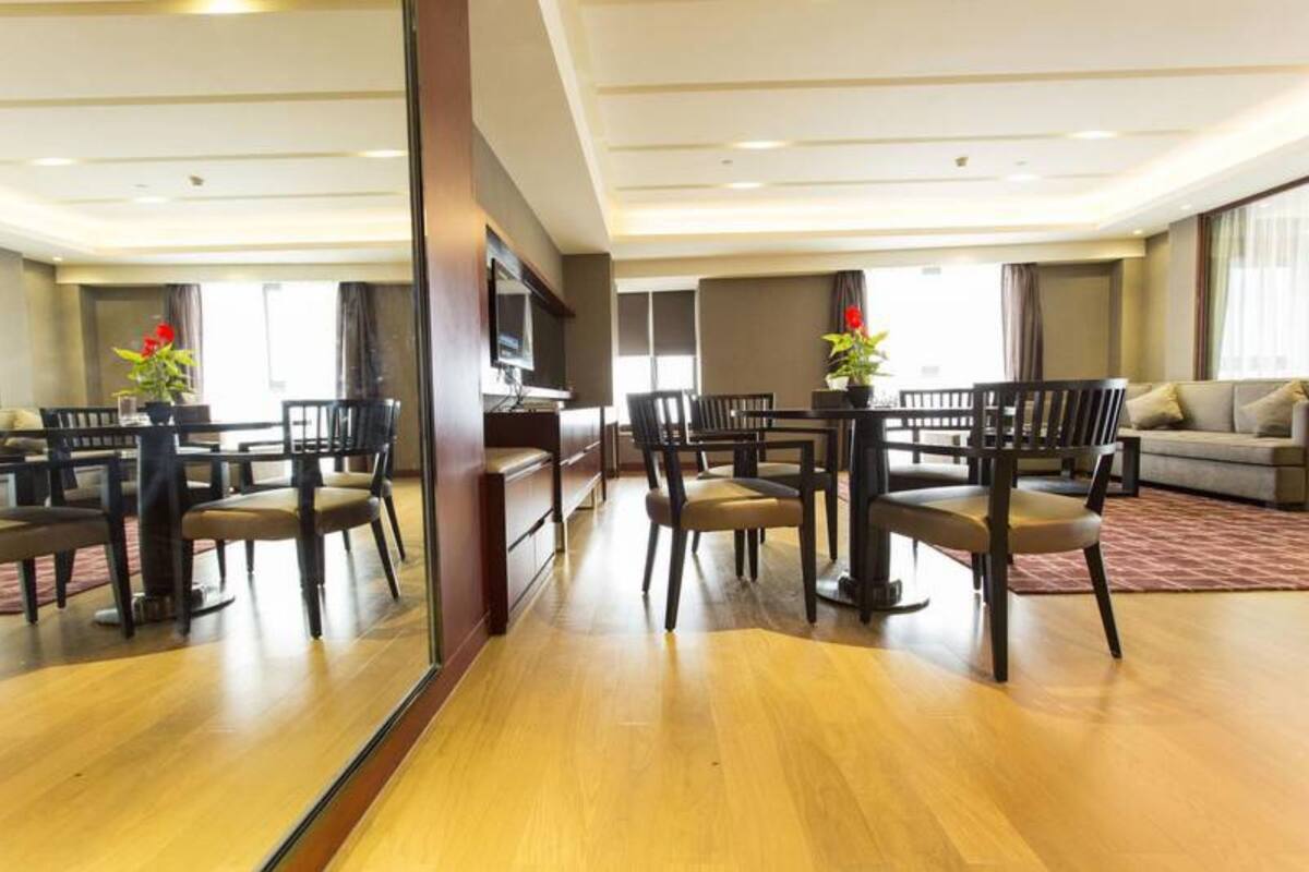 Suite, 2 habitaciones | Caja fuerte, escritorio, cortinas opacas y wifi gratis