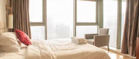 Suite, 2 chambres | Coffres-forts dans les chambres, bureau, rideaux occultants