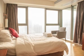 Suite, 2 chambres | Coffre-fort, bureau, rideaux d’obscurcissement, accès au Wi-Fi (inclus)