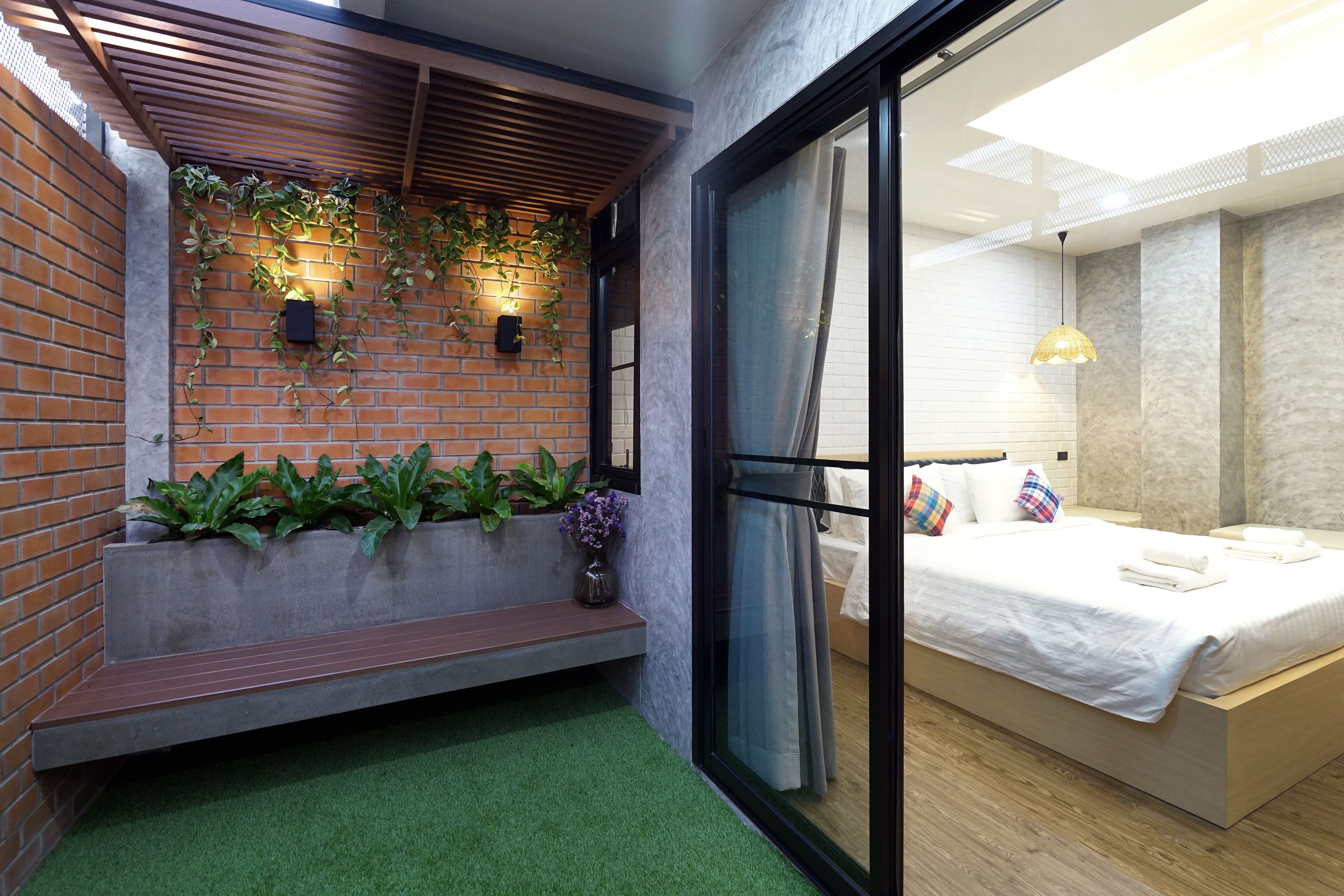 Signature Suite | Blackout curtains, free WiFi, bed sheets