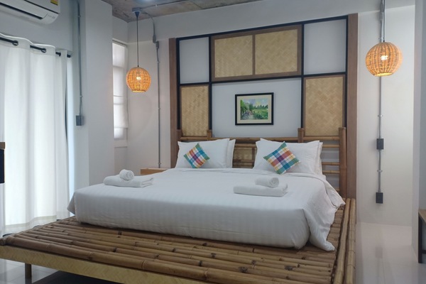 Cortinas blackout, wifi gratis y ropa de cama