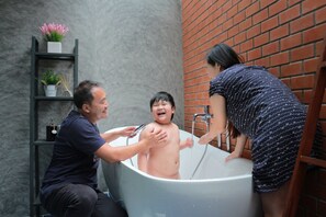 Suite Prestigio | Baño | Regadera, amenidades de baño gratuitas, secadora de cabello, pantuflas 