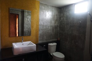 Standaard tweepersoonskamer | Badkamer | Een douche, gratis toiletartikelen, handdoeken